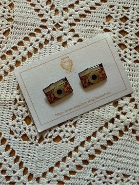 Camera-Shaped Stud Earrings in Beige‎ and Pink Floral